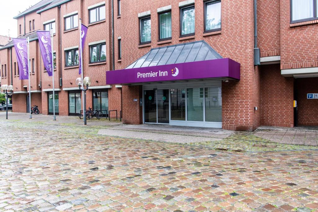 布伦瑞克Premier Inn Braunschweig City Centre的一块砖砌的建筑,上面有紫色的标志