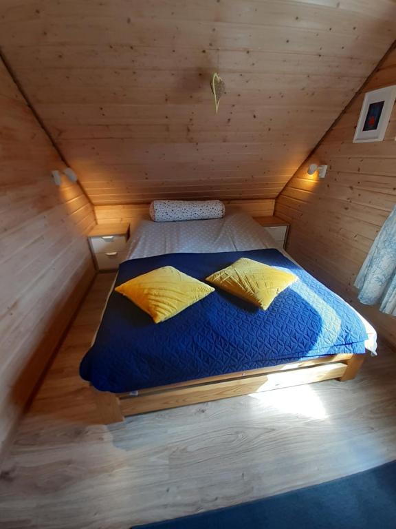 KarsinQubalonka Saunarium bis Bory Tucholskie的小屋小房间的一个床位