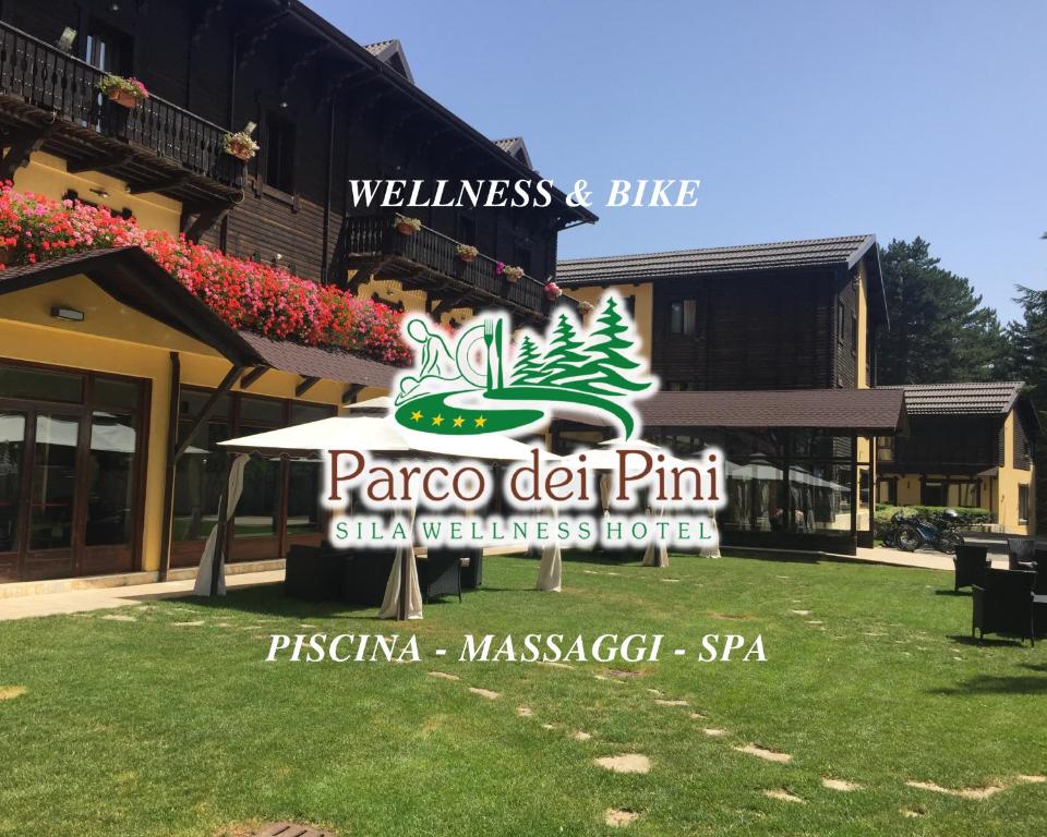 塔瓦娜Parco dei Pini - Sila Wellness Hotel的建筑前的起搏器销号标志