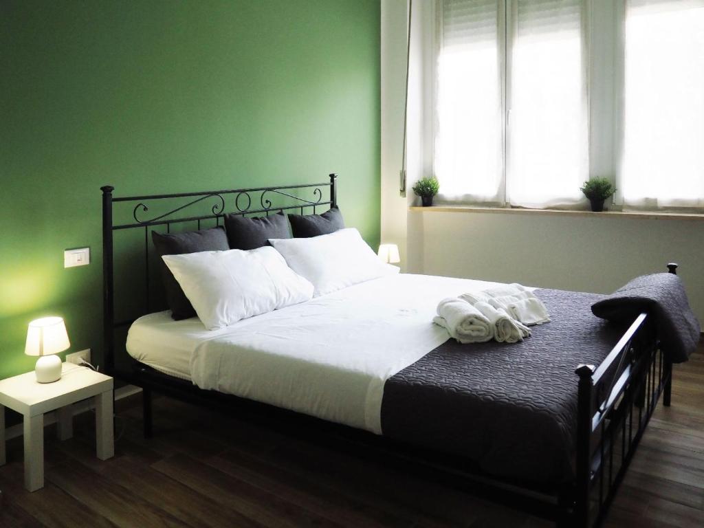 斯波托尔诺HOTEL RESIDENCE VILLA NINA的一间卧室配有一张带白色床单的大床