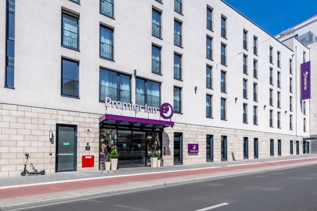 杜塞尔多夫Premier Inn Düsseldorf City Centre的街上有商店的白色建筑