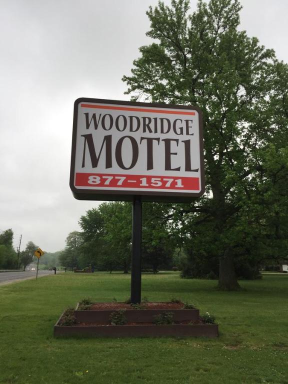 特雷霍特Woodridge Motel的田野木弹夹的标志