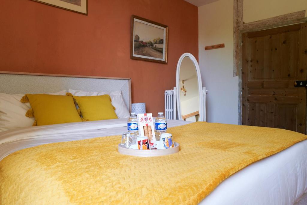 克卢尼La Porte des Prés的一间卧室配有一张黄色毯子床