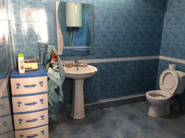 埃里温Jrvezh House的一间带卫生间和水槽的浴室