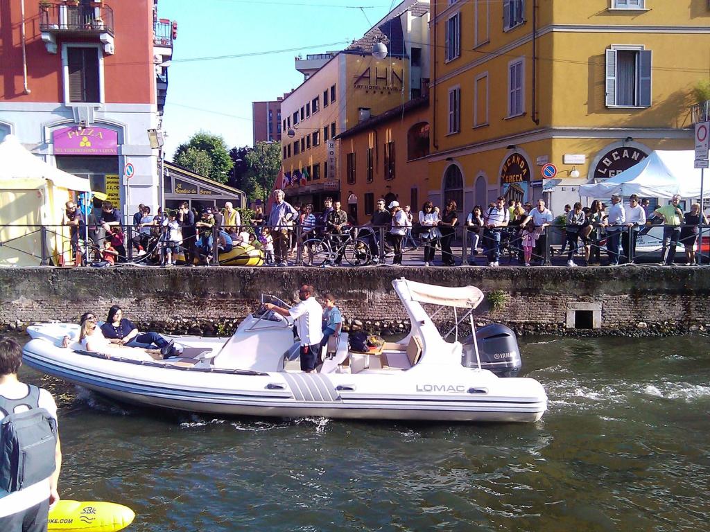 米兰纳维吉利艺术酒店的一群人坐在船上