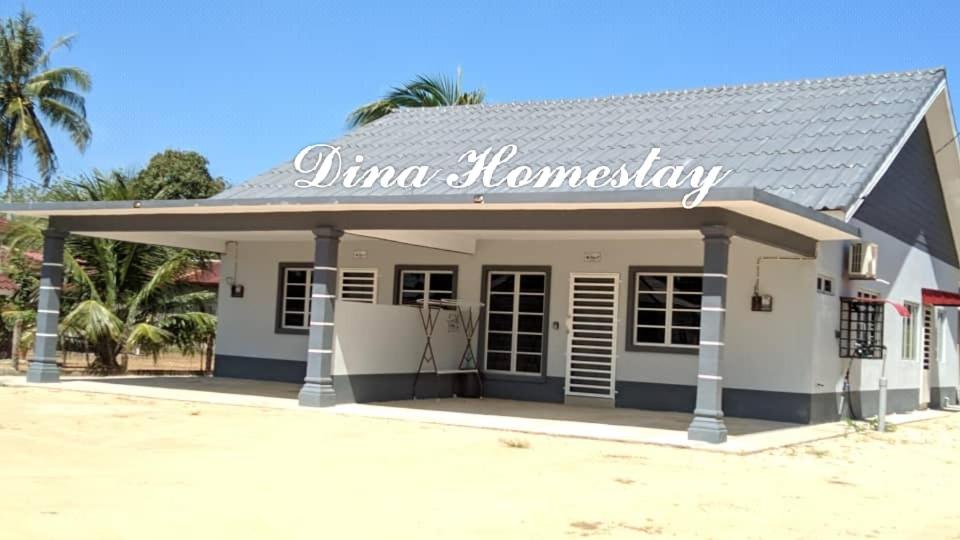 巴西富地Dina Homestay B的一座建筑,上面有读出朱尼玛家园的标志