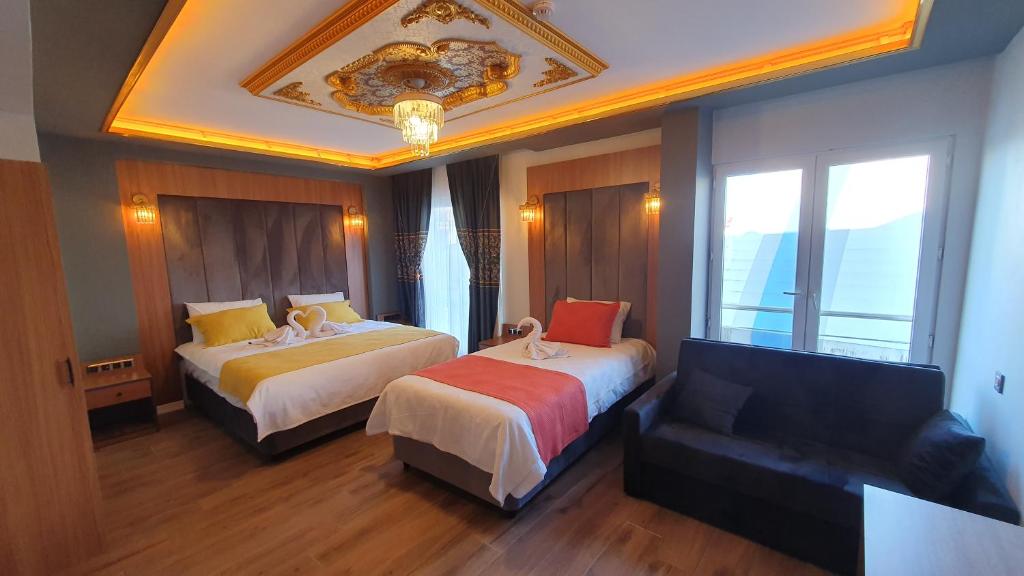 特拉布宗Dimora Gold Hotel的酒店客房设有两张床和电视。
