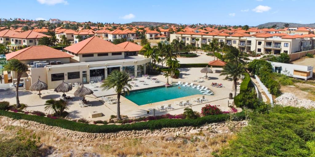 棕榈滩Bocobay Gold Coast Resort的享有带游泳池的度假村的空中景致