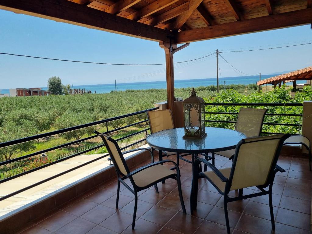 KarianíSmaragda Sea View Villa的享有田野美景的阳台上配有桌椅