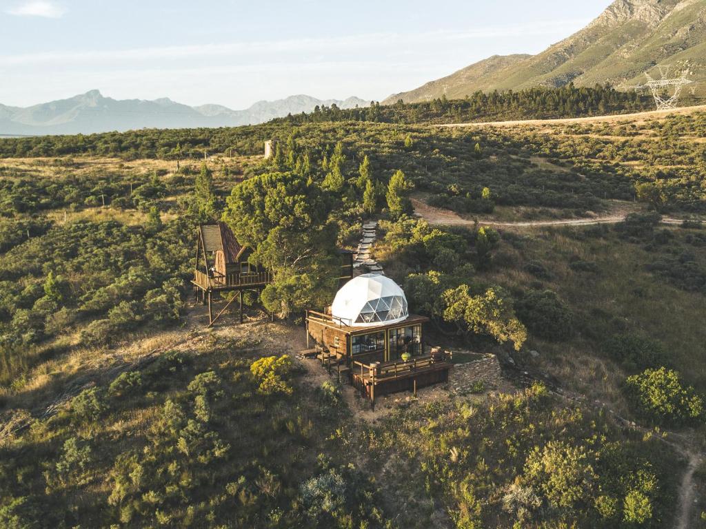 塔尔巴赫Moonrise Dome - La Bruyere farm的天空中圆顶房屋的视野