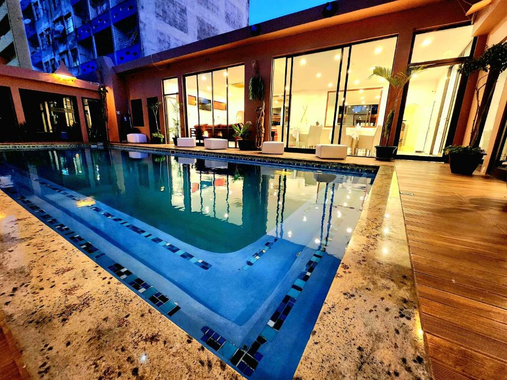 马普托Villa das Arábias Boutique Hotel的一座建筑物中央的游泳池