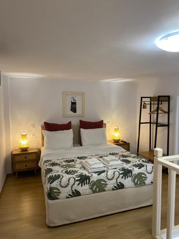 加拉希德松西罗拉卡斯旅馆的一间卧室配有一张大床和两盏灯。