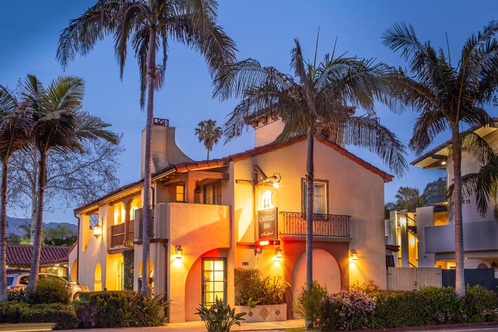 圣巴巴拉Castillo Inn at the Beach的一座大型白色房子,前面有棕榈树
