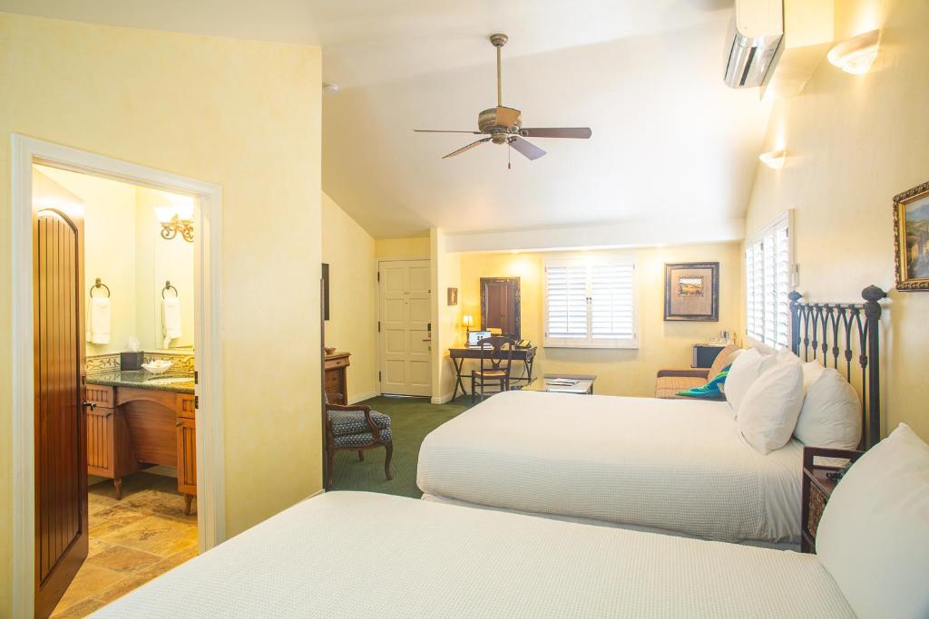 Castillo Inn at the Beach客房内的一张或多张床位