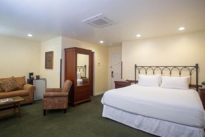 Castillo Inn at the Beach客房内的一张或多张床位