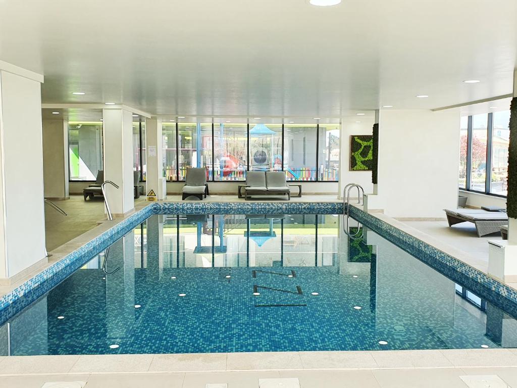 北马马亚-讷沃达里Silverbay - Indoor Pool & Spa Resort的酒店大堂的大型游泳池