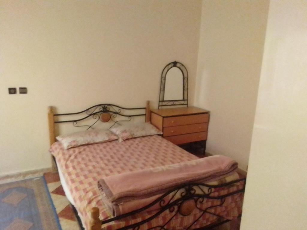 Attaouiya ech ChaïbiyaApartments in Attaouia Wonderful的一间小卧室,配有一张床和一个梳妆台