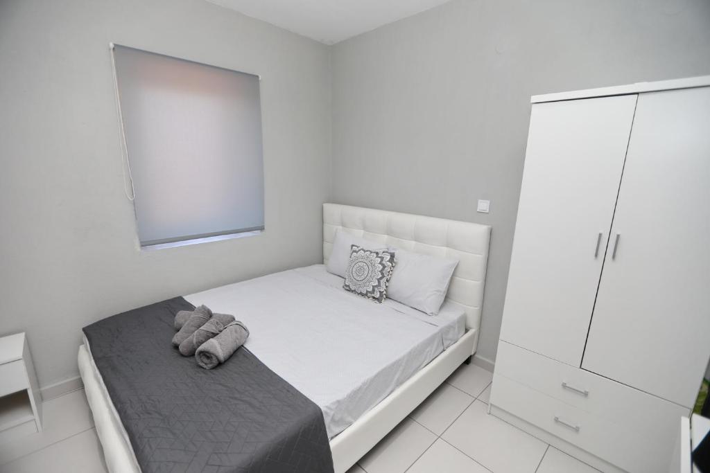 卡瓦拉iLposto Up的白色卧室配有床和镜子