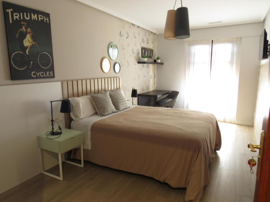 阿斯蒂加拉加卡萨乡间阿托拉公寓的一间卧室配有一张床、一张桌子和一个窗户。