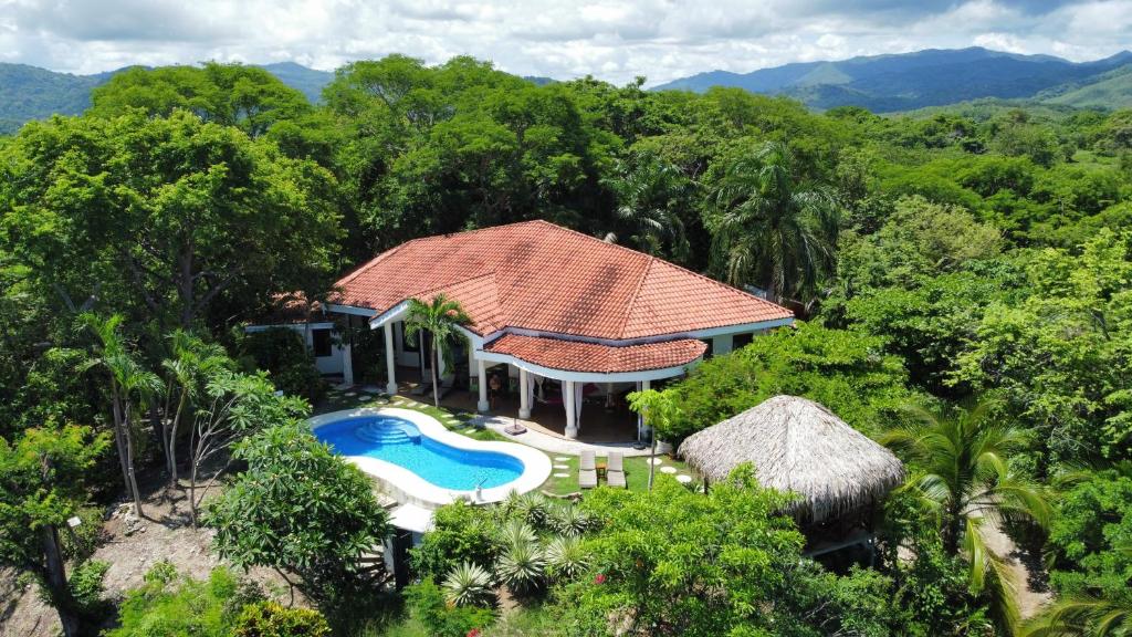 萨玛拉Villa Martina Palmgarden的享有带游泳池的房屋的空中景致