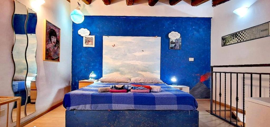 卡塔尼亚密优豪姆公寓的一间卧室配有一张蓝色墙壁的床