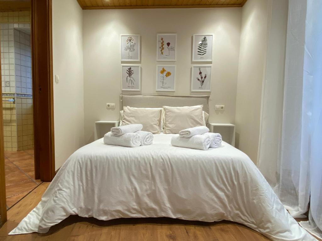 福斯Villa Maribel的卧室配有白色床和毛巾