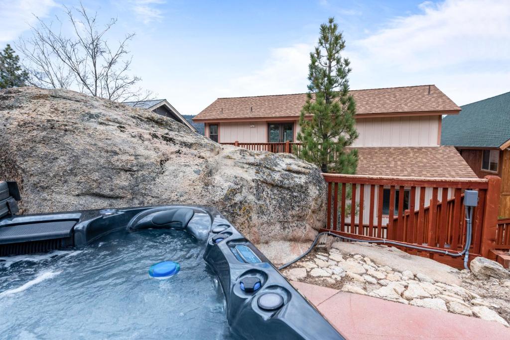 大熊湖Boulder Bay Chalet Lakefront - Elegantly decorated with Hot Tub and Game Room!的房子前面的水滑梯