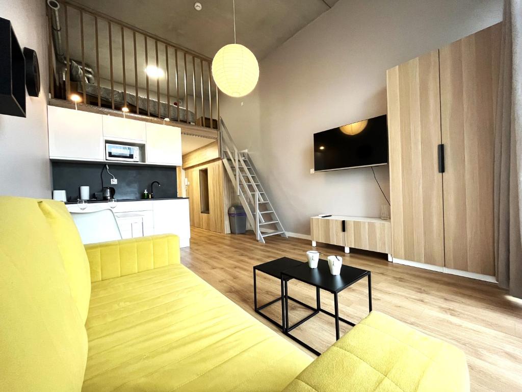 弗罗茨瓦夫Zarembowicza A38 Apartment - Self Check-In 20h - Parking &Lift的一间带黄色沙发的客厅和一间厨房