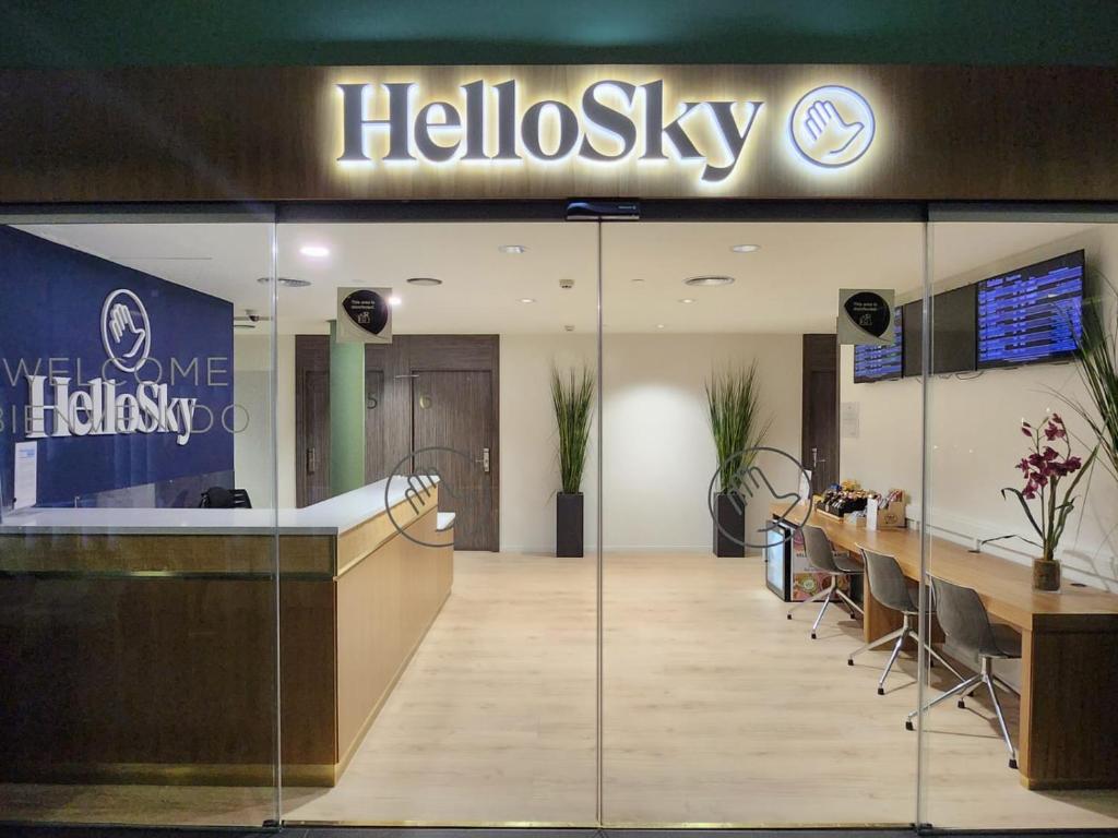 马德里HelloSky Air Rooms Madrid的酒店大堂墙上有六字形标志