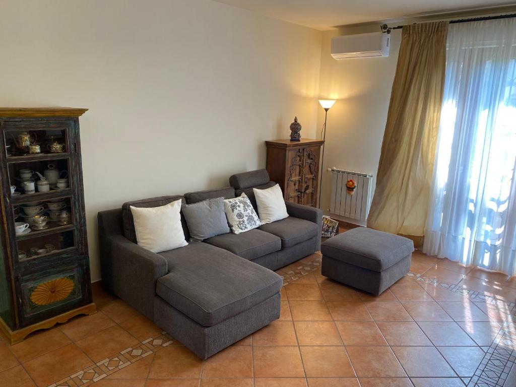 普拉托Accanto a Firenze的客厅配有沙发和椅子