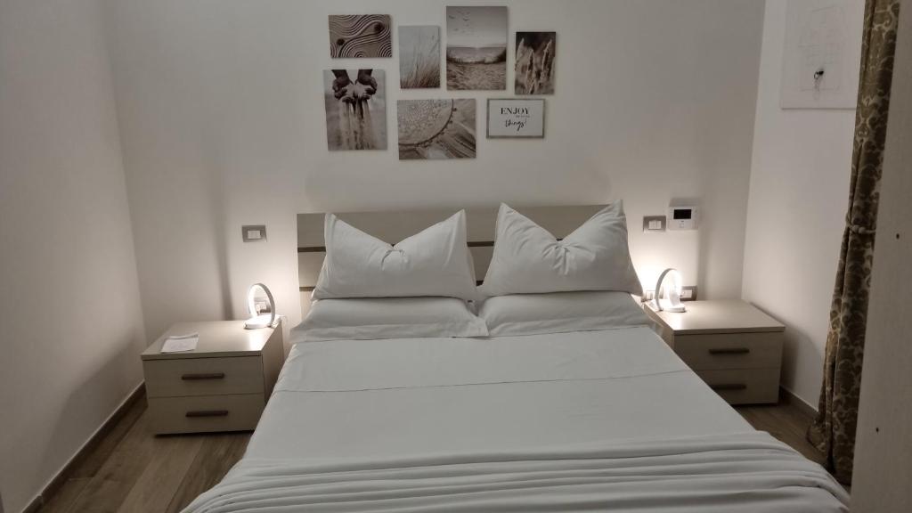 布林迪西Il civico storico的一间卧室配有一张带2个床头柜的大型白色床
