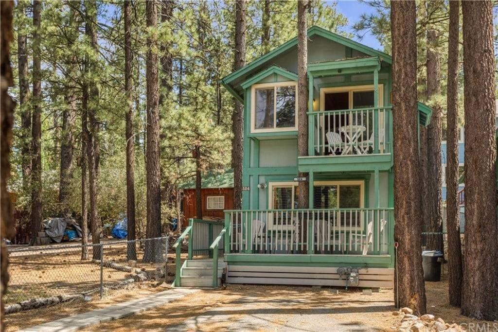 Retro Ski Cabin Adorable cabin, super cute and woodsy, located in the quiet area of Big Bear