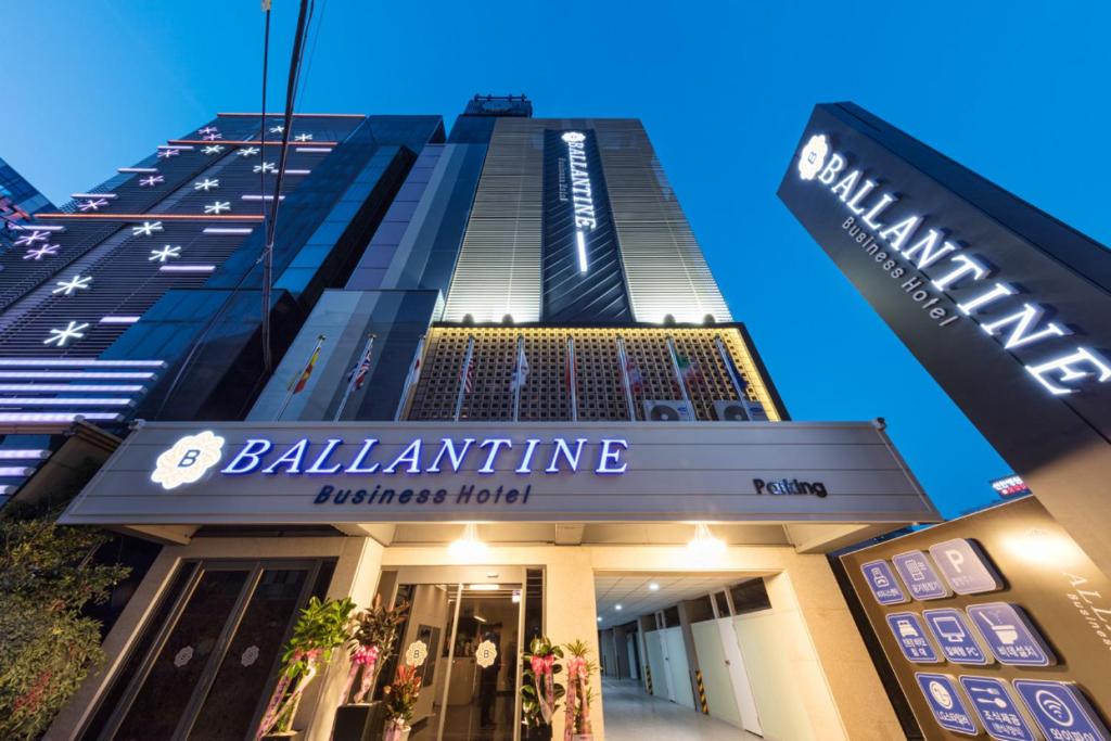 光州Ballantine Business Hotel的一座建筑,上面有读芭蕾舞商务酒店的标志