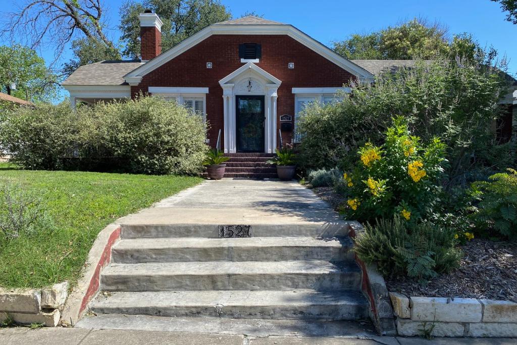 圣安东尼奥Woodlawn Avenue Beauty的一座红砖房子,设有通往前门的楼梯