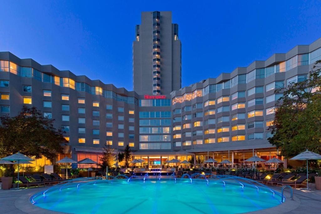 圣地亚哥圣地亚哥喜来登酒店及会议中心的夜间设有游泳池的酒店