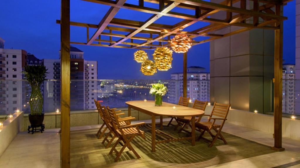 北京北京中奥马哥孛罗大酒店的建筑物屋顶上的桌椅