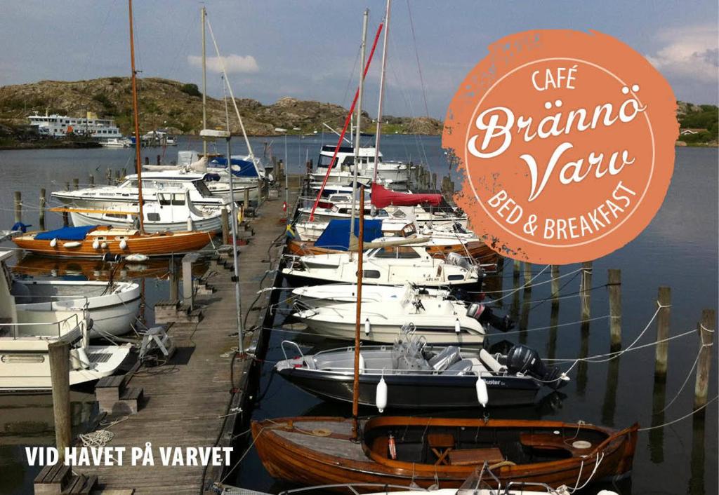 Brännö布伦岛瓦尔弗住宿加早餐旅馆的一群船停靠在码头