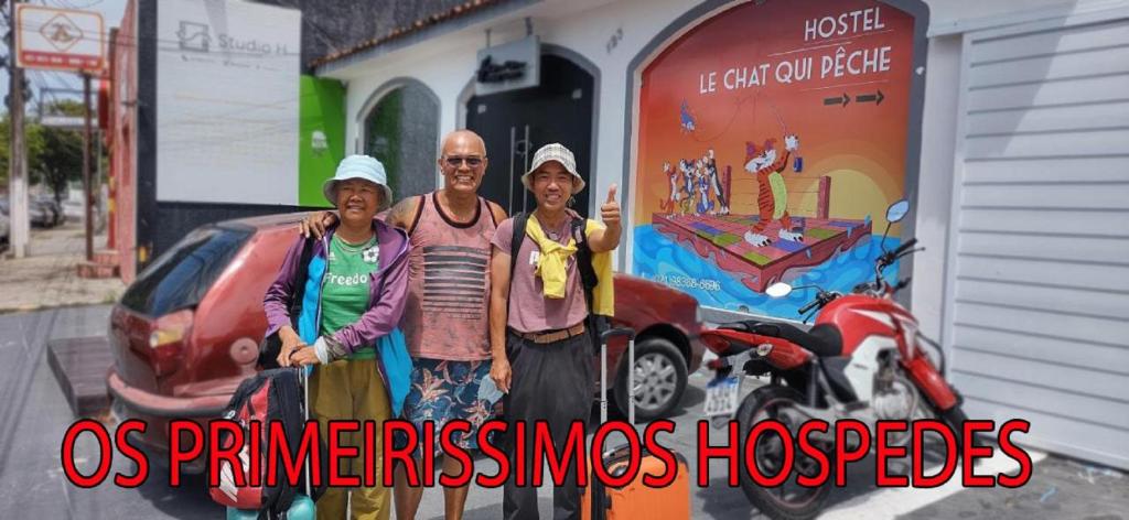 马塞约"LE CHAT QUI PECHE" Hostel a 150 metros da PRAIA de PAJUCARA的一群人站在摩托车旁边