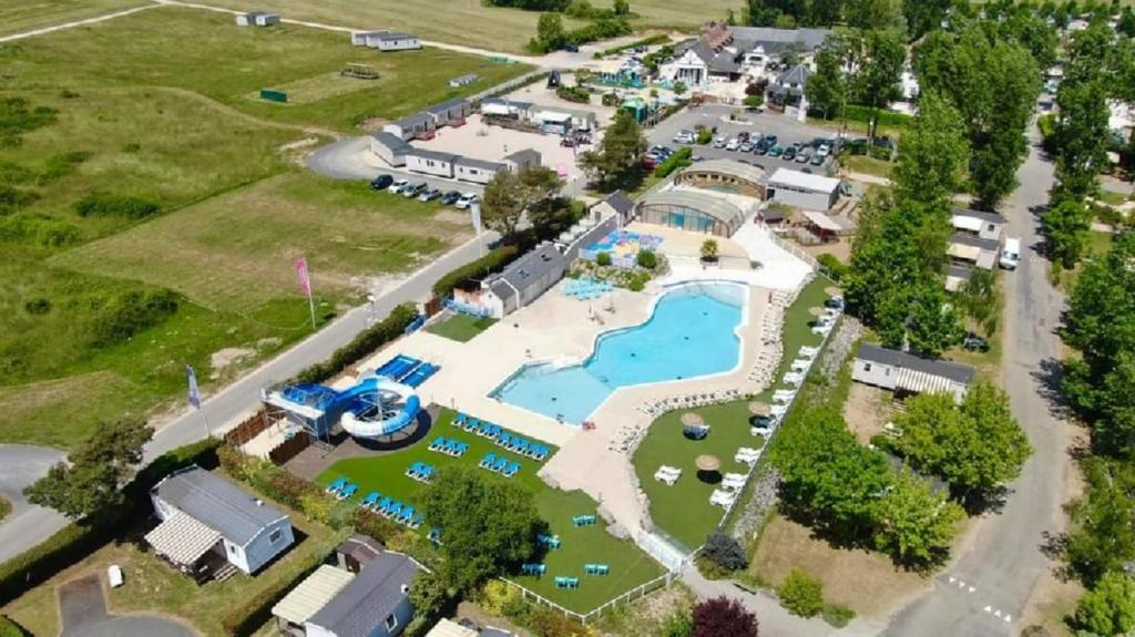 翁赞BVCO LOCATIONS PROCHE CHATEAUX ET BEAUVAL DANS LE LOIR et CHER的享有水上公园空中美景,设有游泳池