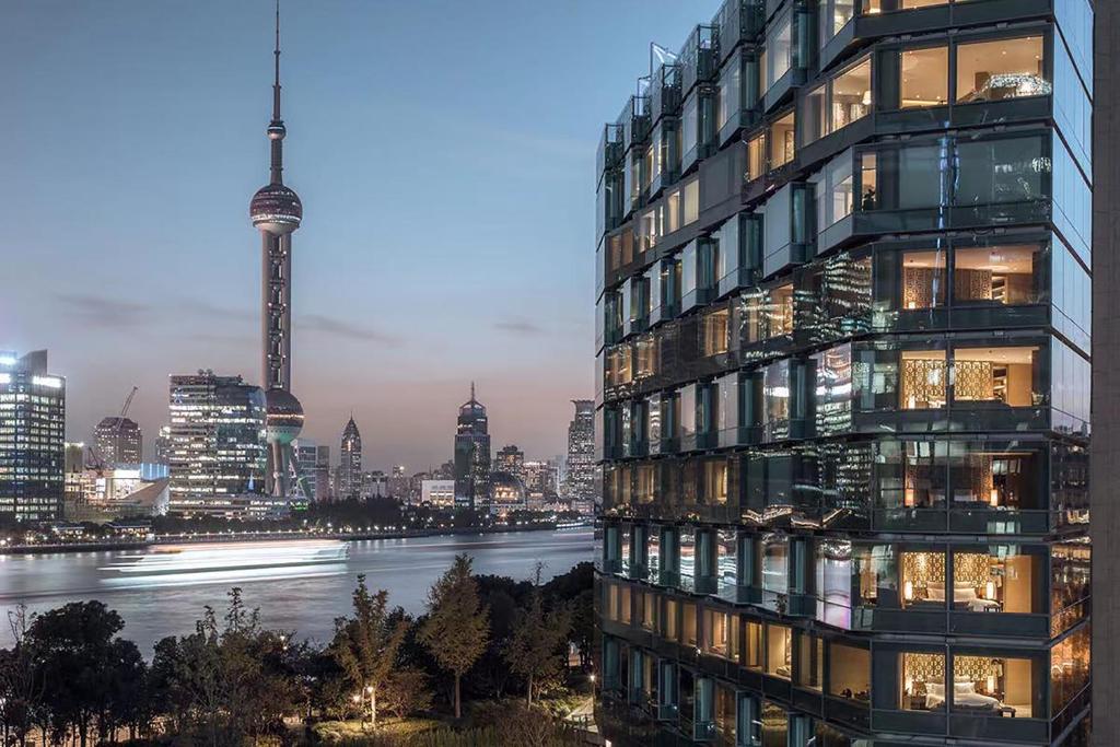 上海上海外滩悦榕庄的享有河景的高公寓楼