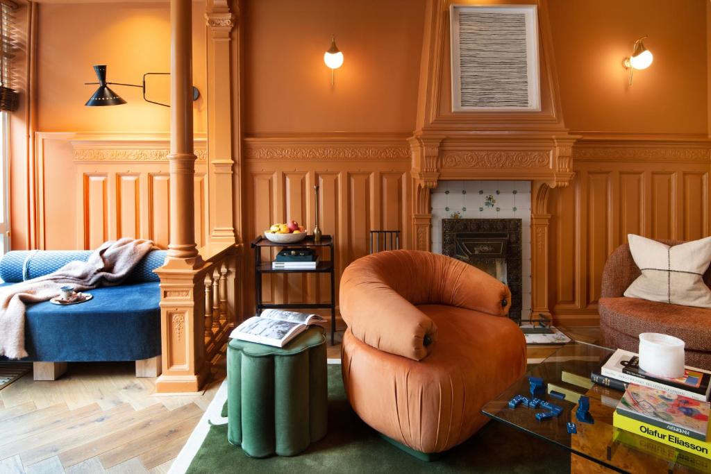 阿姆斯特丹Jan Luyken Amsterdam的客厅配有椅子和壁炉