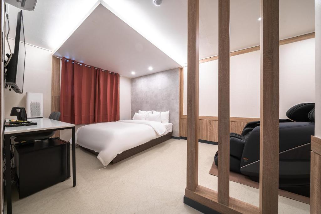 仁川市Hotel Centro Stay的酒店客房,配有床和电视