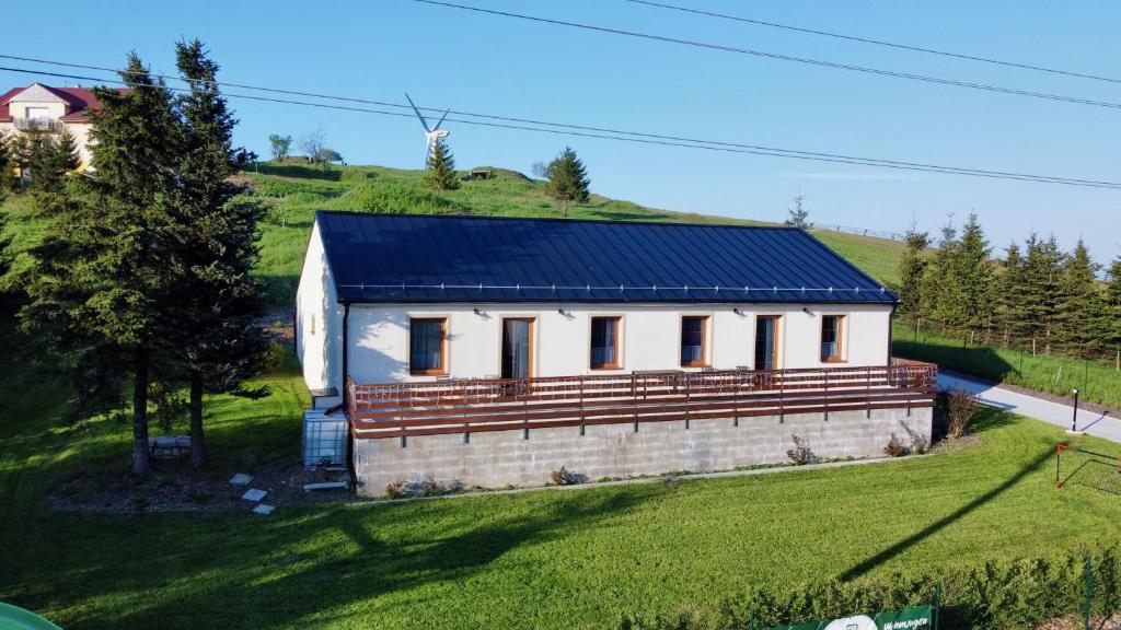 Nová Ves v HoráchJachovka的山坡上一座蓝色屋顶的小房子