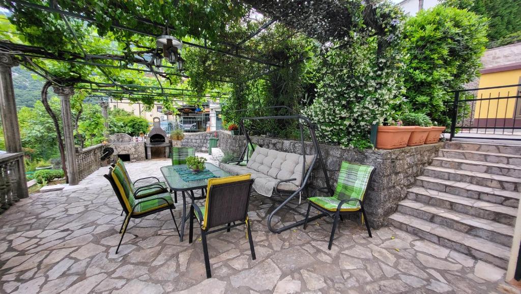 唐吉莫利尼Apartment Capt Seferovic 2的一个带桌椅和石墙的庭院