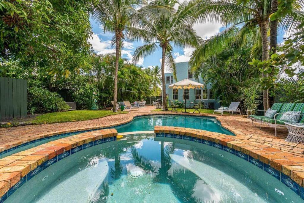 西棕榈滩Welcome to Casa Kanuga, The Secret Gem of WPB!的棕榈树庭院内的游泳池