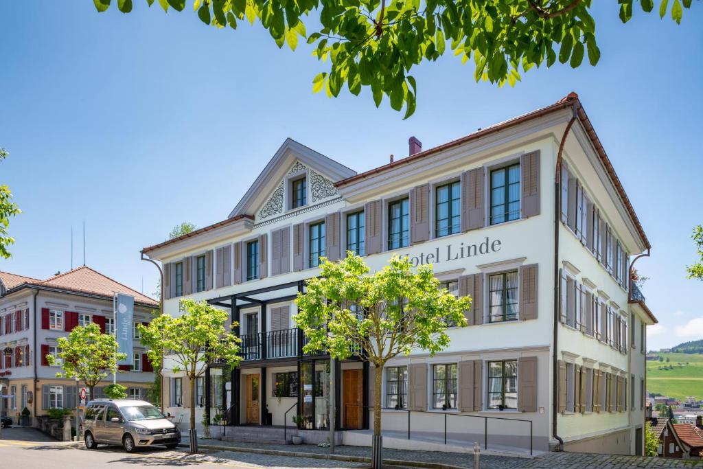 海登Linde Heiden Swiss Quality Hotel的带有第三个链接的标志的白色建筑