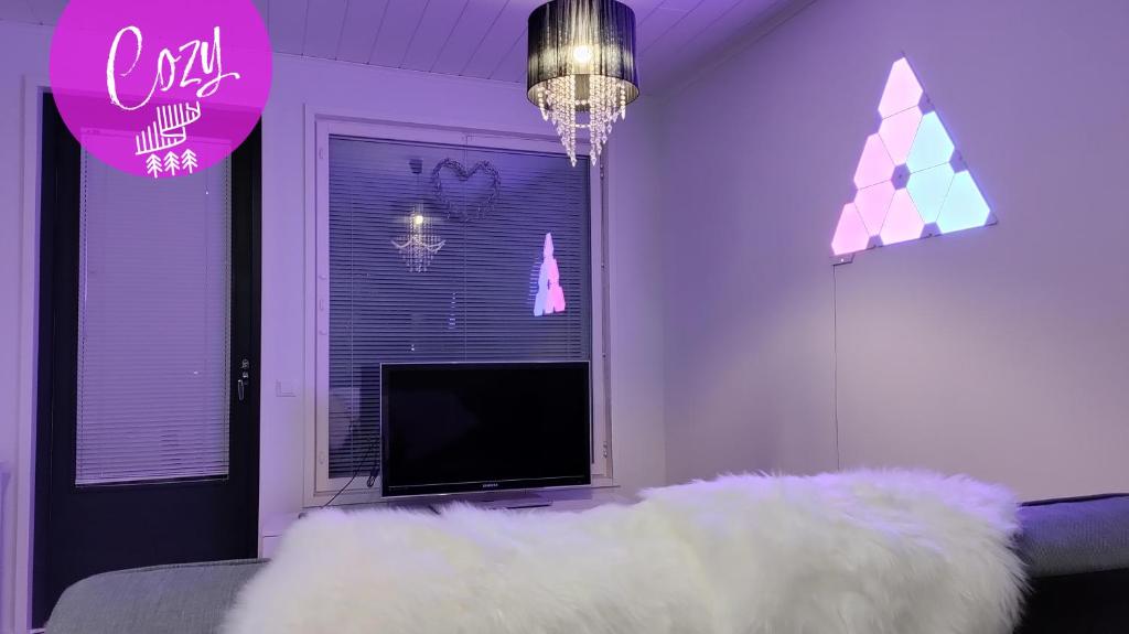 卡拉约基Northern Lights - Cozy apartment的客厅配有电视和白色沙发。