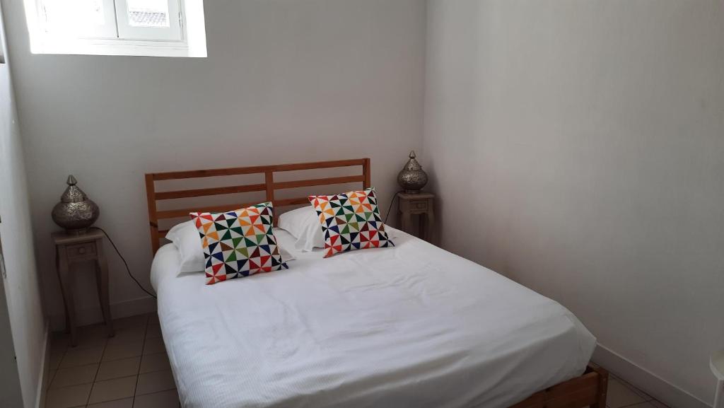 圣艾米隆曼萨尔的酒店的一间卧室配有一张带两个枕头的床