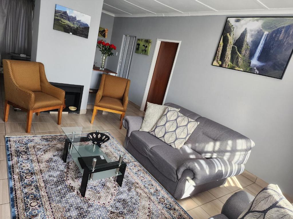 马塞卢Motebong Villa的客厅配有沙发和桌子