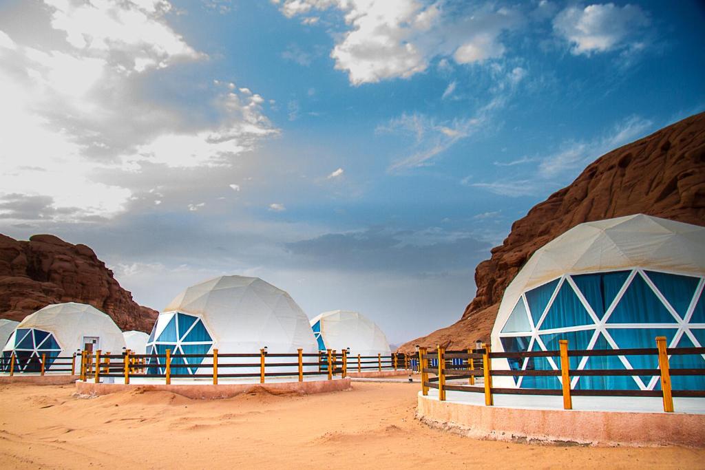 瓦迪拉姆Desert Season Camp的沙漠中一些岩石旁的圆顶